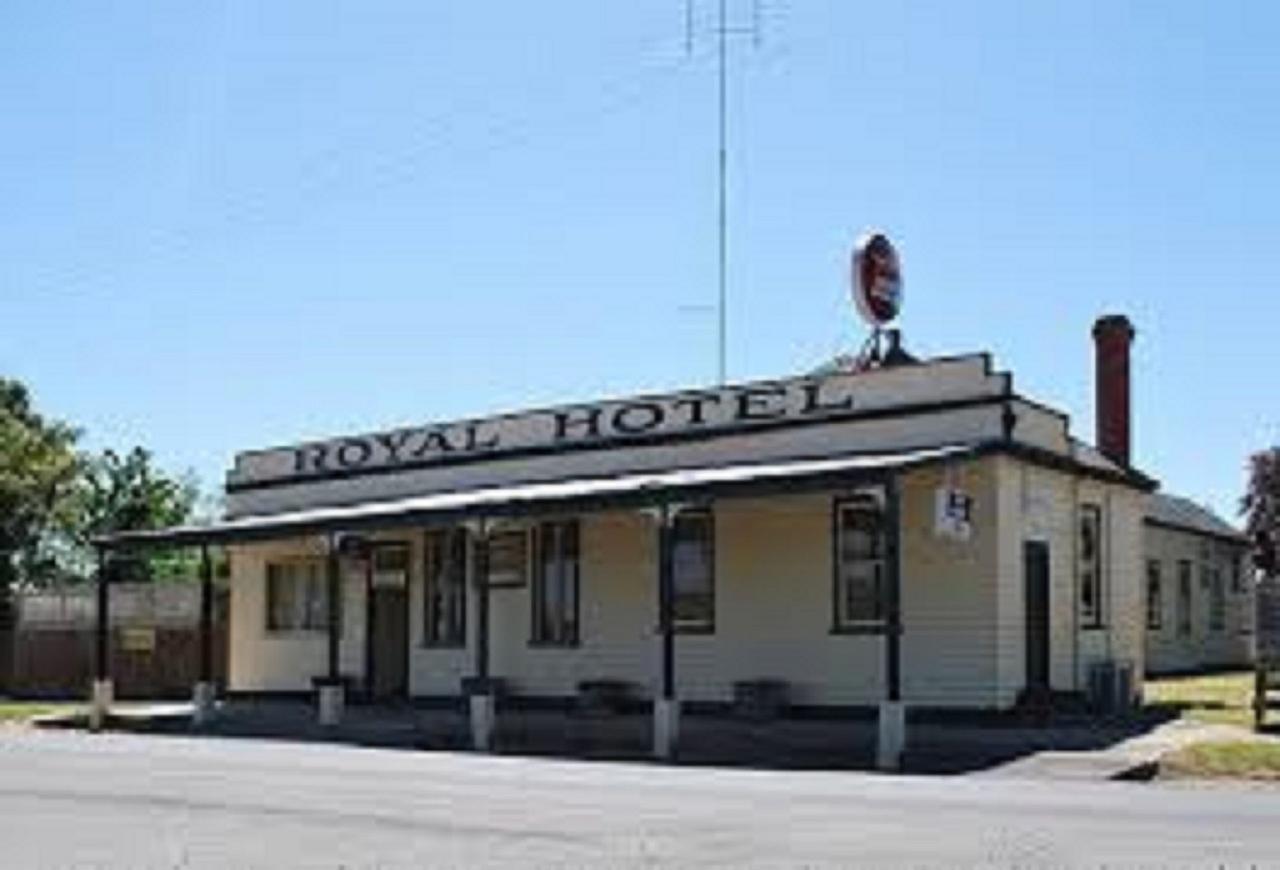 Royal Hotel Snake Valley Екстериор снимка